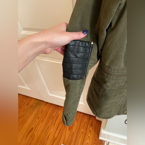 Like new green military jacket with detachable fur collar - Picture 4 of 8